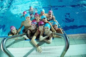 niños felices en la piscina foto