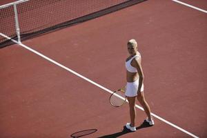 mujer joven jugar al tenis foto