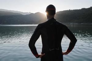 atleta de triatlón comenzando a nadar en el lago foto