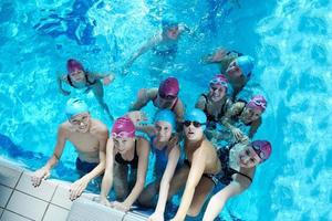 grupo de niños felices en la piscina foto