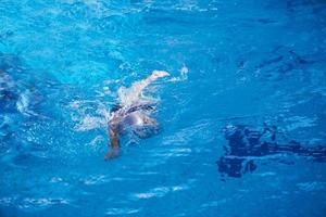 ejercicio de nadador en piscina cubierta foto