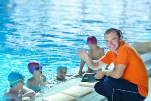 grupo de niños felices en la piscina foto