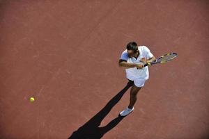 joven jugar al tenis foto