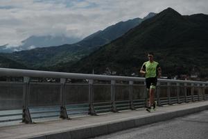 atleta de triatlón corriendo en la calle foto