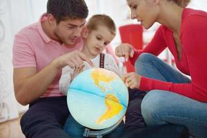 la familia se divierte con el globo foto