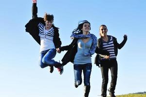 grupo de adolescentes se divierten al aire libre foto