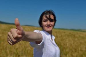 mujer joven en campo de trigo en verano foto