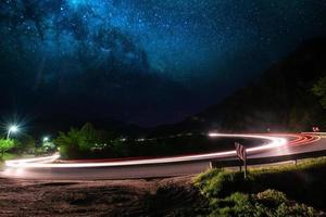 estelas de luz en la noche foto