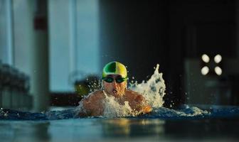 nadador en piscina foto