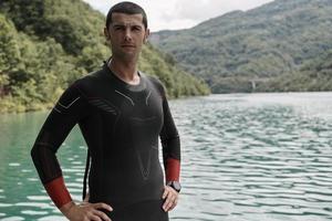 retrato de nadador triatleta con traje de neopreno en entrenamiento foto