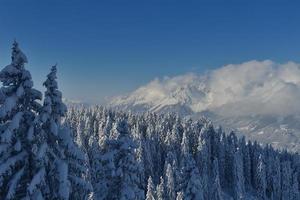 paisaje de invierno de montaña foto