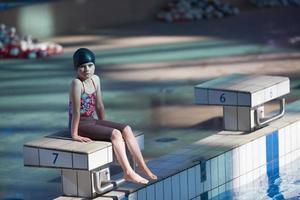 retrato de niño en la piscina foto