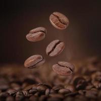 el calor de los granos de café tostados que caen del aire sobre fondo marrón, productos saludables por concepto de ingredientes naturales orgánicos foto