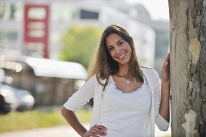 mujer joven divertirse en la calle foto