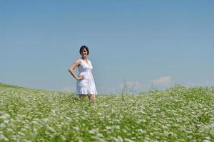 joven mujer feliz en campo verde foto