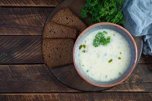 deliciosa sopa cremosa de carne. sopa cremosa de verduras con ternera, hierbas y pan. vista superior foto