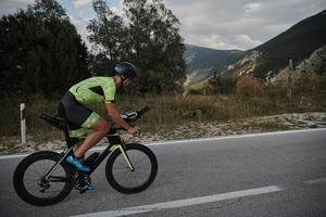 atleta de triatlón montando bicicleta foto