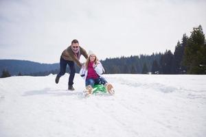 feliz pareja joven divirtiéndose en un espectáculo fresco en vacaciones de invierno foto