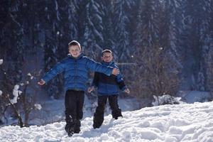 niños jugando con nieve fresca foto