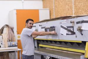 trabajador en una fabrica de muebles de madera foto