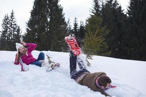 pareja divirtiéndose y caminando con raquetas de nieve foto