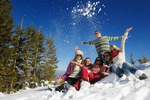 diversión de invierno con grupo de jóvenes. foto