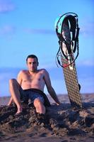 retrato, de, un, joven, kitsurf, hombre, en, playa, en, ocaso foto