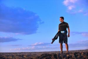 retrato, de, un, joven, kitsurf, hombre, en, playa, en, ocaso foto