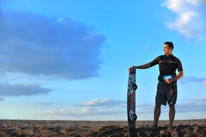 retrato, de, un, joven, kitsurf, hombre, en, playa, en, ocaso foto