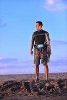 retrato, de, un, joven, kitsurf, hombre, en, playa, en, ocaso foto