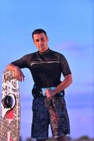 retrato, de, un, joven, kitsurf, hombre, en, playa, en, ocaso foto