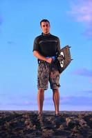 retrato, de, un, joven, kitsurf, hombre, en, playa, en, ocaso foto