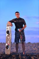 retrato, de, un, joven, kitsurf, hombre, en, playa, en, ocaso foto