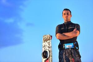 retrato, de, un, joven, kitsurf, hombre, en, playa, en, ocaso foto