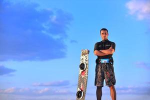 retrato, de, un, joven, kitsurf, hombre, en, playa, en, ocaso foto