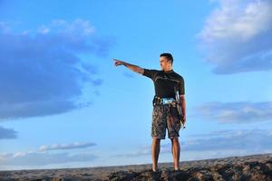 retrato, de, un, joven, kitsurf, hombre, en, playa, en, ocaso foto