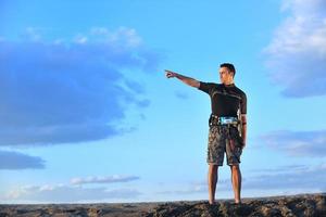 retrato, de, un, joven, kitsurf, hombre, en, playa, en, ocaso foto