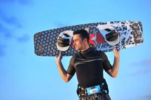 retrato, de, un, joven, kitsurf, hombre, en, playa, en, ocaso foto