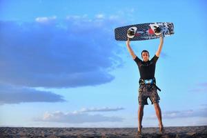 retrato, de, un, joven, kitsurf, hombre, en, playa, en, ocaso foto