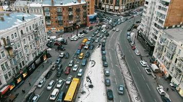 antenne visie van besneeuwd kyiv of kiev stad, top visie van straten en auto's video