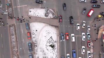 antenne visie van verkeer en voetgangers Aan een besneeuwd stad straat video