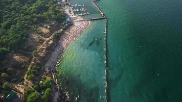 antenne visie van de oekraïens kust, zee kust en boot dekken video