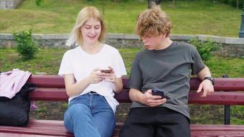 adolescente e menina saindo no parque com um skate video