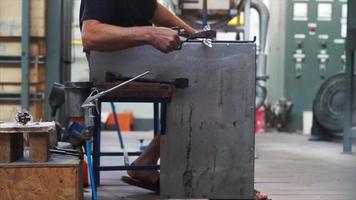 homem fazendo trabalho de vidro em um estúdio video