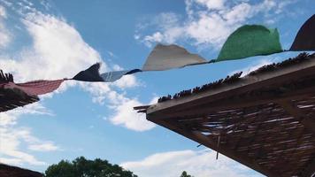 veelkleurig driehoekig wimpel vlag golven in de wind Aan een zonnig dag video