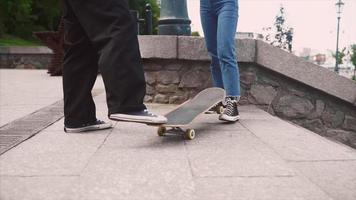 twee jong mensen praktijk skateboarden voetenwerk Aan beton video