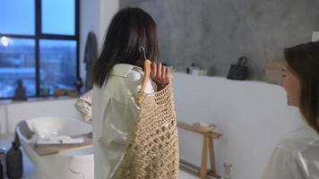 Freundinnen im Schlafanzug helfen Frauen bei der Entscheidung zwischen Kleidern video