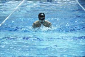 nadador en piscina foto