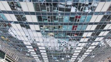 exteriör av modern skyskrapa med reflekterande glas fönster video