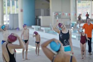 niños felices en la piscina foto